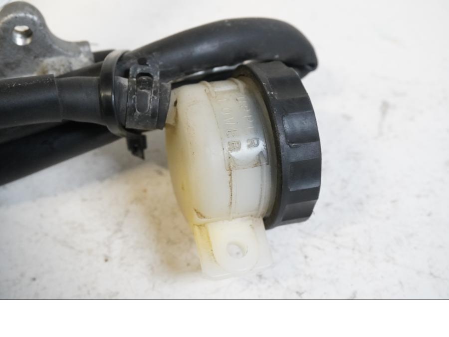 Höger sida på Bromshuvudcylinder från en Kawasaki Versys 650 -2009 motorcykel.