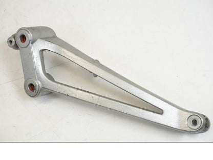 Framsidan på Fotpinnefäste från en Yamaha YZF 1000 R1 -2009 motorcykel.