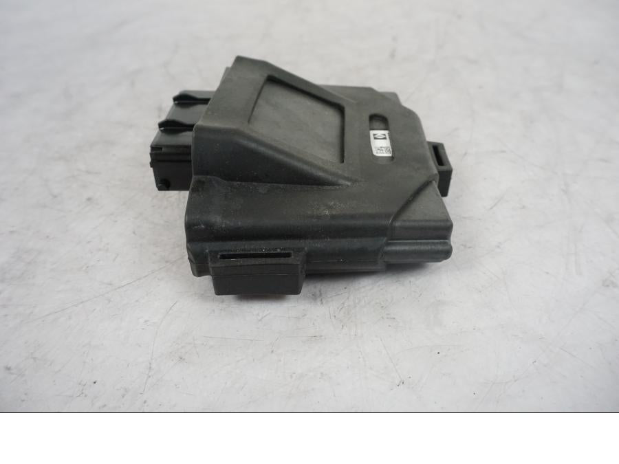 Snett nerifrån på CDI / ECU från en KTM 1290 Super Duke R -2021 motorcykel.