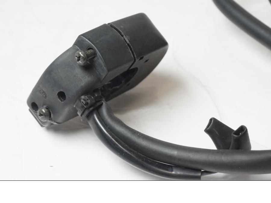 Snett uppifrån på Styrelreglage från en Honda XL 650 V -2000 motorcykel.