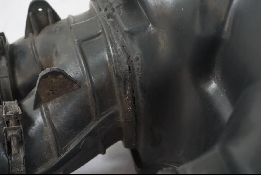 Snett nerifrån på Luftburk från en Honda CB 750 -1996 motorcykel.