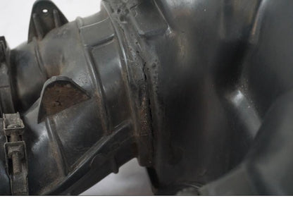 Snett nerifrån på Luftburk från en Honda CB 750 -1996 motorcykel.