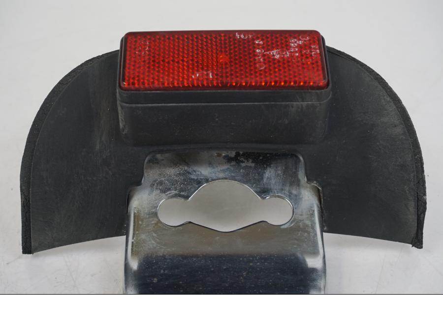 Vänster sida på Skylthållare från en Suzuki VS 1400 -1999 motorcykel.