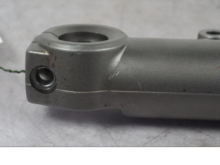 Snett nerifrån på Gaffelben från en Kawasaki ER-6N -2009 motorcykel.