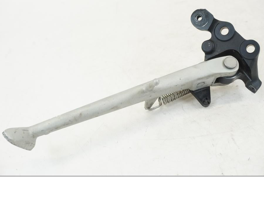 Snett uppifrån på Sidostöd från en Triumph Speed Triple -2021 motorcykel.