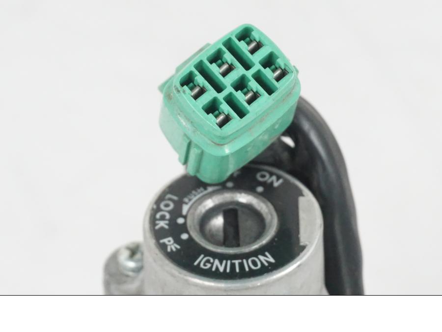 Snett uppifrån på <p>Låssats från Suzuki DL 1000 2004.</p>

<p>1st nyckel, tändningslås, sadellås, tanklock och hjälmlås.</p> motorcykel.