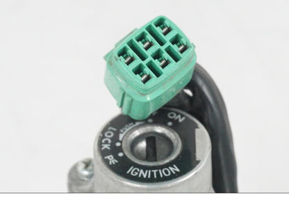 Snett uppifrån på <p>Låssats från Suzuki DL 1000 2004.</p>

<p>1st nyckel, tändningslås, sadellås, tanklock och hjälmlås.</p> motorcykel.