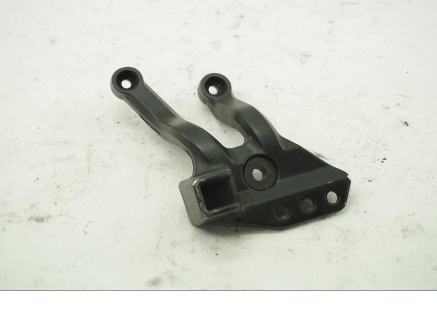 Framsidan på Fotpinnefäste från en Suzuki DL 1000 -2005 motorcykel.