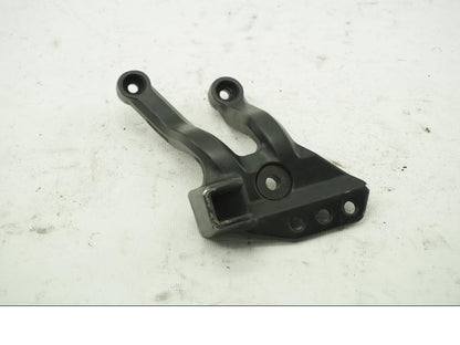 Framsidan på Fotpinnefäste från en Suzuki DL 1000 -2005 motorcykel.