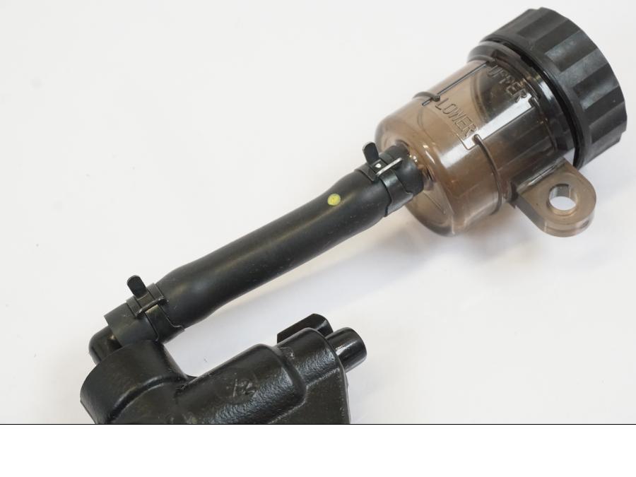 Vänster sida på Bromshuvudcylinder från en Triumph Trident -2021 motorcykel.