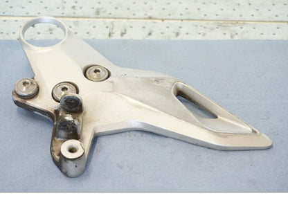 Vänster sida på Fotpinnefäste från en Suzuki GSX 1300 BK -2008 motorcykel.