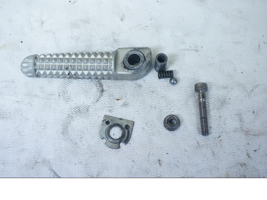 Framsidan på Fotpinne från en Yamaha YZF 1000 R1 -2002 motorcykel.