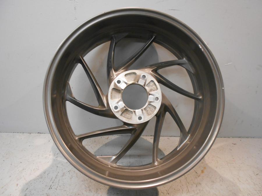 Baksidan på Fälg från en BMW K 1600 -2015 motorcykel.