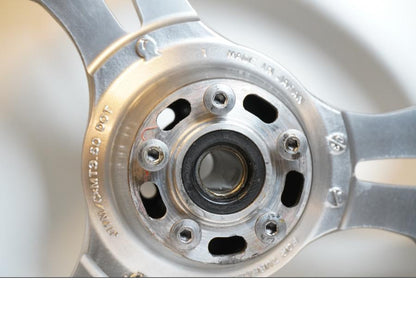 Extrabild1 på Fälg från en Kawasaki VN 1600 Mean Streak -2004 motorcykel.