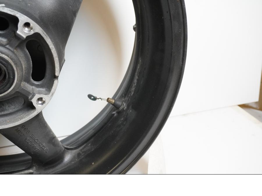 Extrabild4 på Fälg från en Honda CB 900 F Hornet -2002 motorcykel.