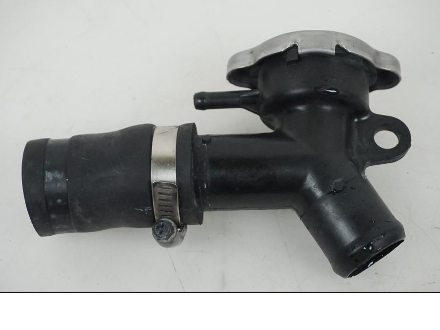 Höger sida på Vattentermostathus från en Honda CBR 1000 -2005 motorcykel.