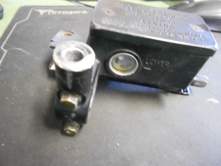 Baksidan på Kopplingshuvudcylinder från en Suzuki GSX 1400 -2003 motorcykel.