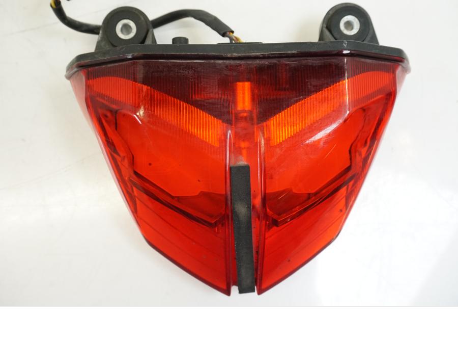 Snett nerifrån på Baklampa från en Ducati Streetfighter S -2011 motorcykel.