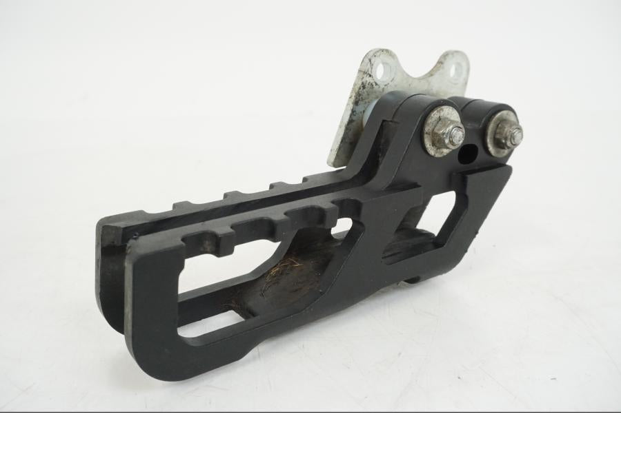 Vänster sida på Kedjeguide från en AJP PR7 -2021 motorcykel.