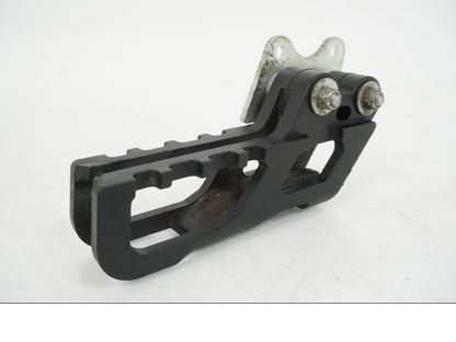 Vänster sida på Kedjeguide från en AJP PR7 -2021 motorcykel.