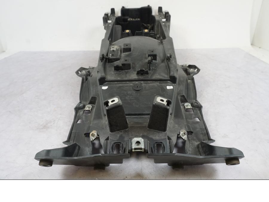 Snett uppifrån på Undertail från en BMW K 1600 GTL -2015 motorcykel.