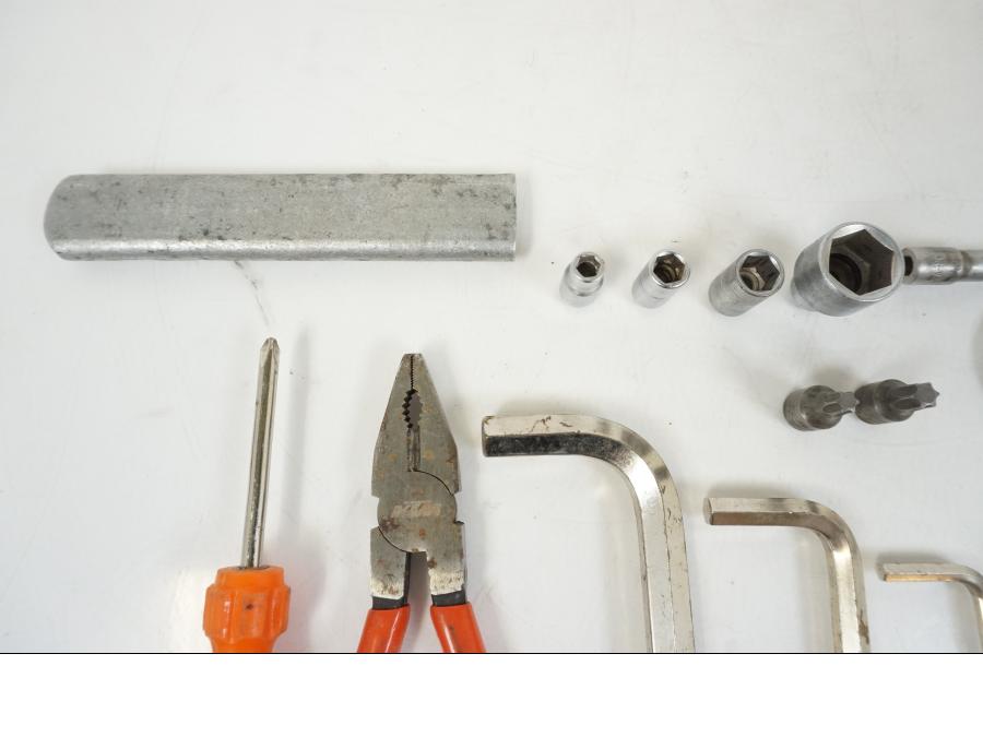 Snett nerifrån på Verktyg från en KTM 990 SM -2009 motorcykel.