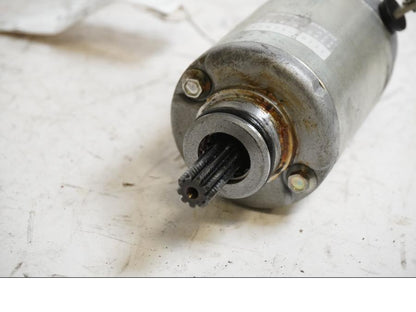 Baksidan på Startmotor från en Suzuki GSF 650 -2011 motorcykel.