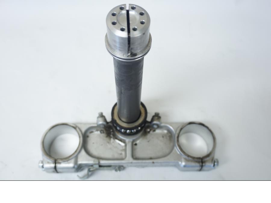 Framsidan på Gaffelkrona från en Ducati 848 -2010 motorcykel.