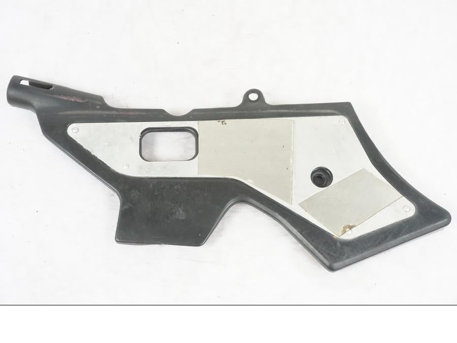 Framsidan på Fotpinnehälskydd från en Honda CBR 1000 F -1999 motorcykel.