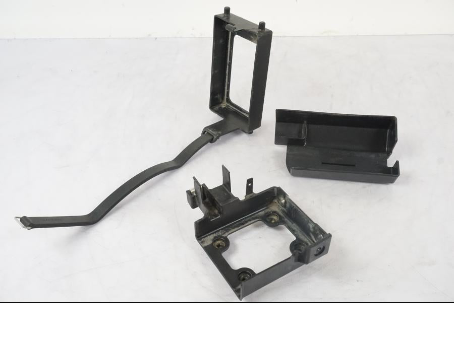 Framsidan på Batterihållare från en Kawasaki ZZ-R 1400 -2009 motorcykel.