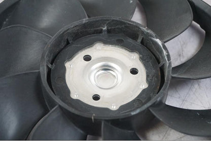 Snett nerifrån på Vattenkylfläkt från en Kawasaki ZX-6R -2006 motorcykel.