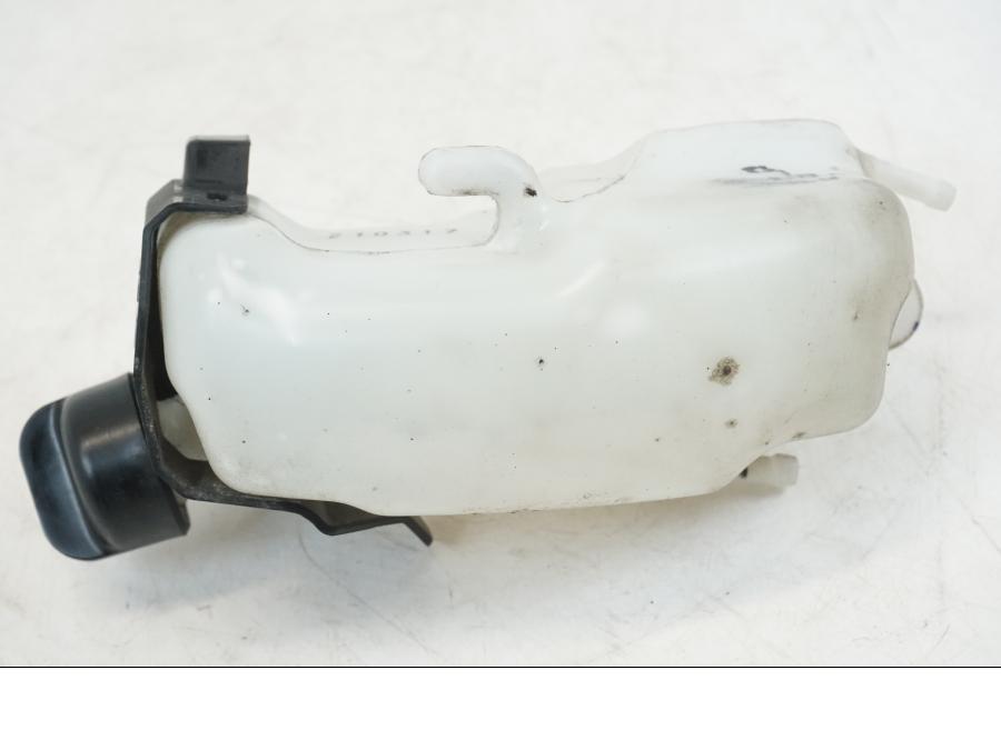 Framsidan på Vattenexpansionskärl från en Honda CB 650 F Hornet -2017 motorcykel.