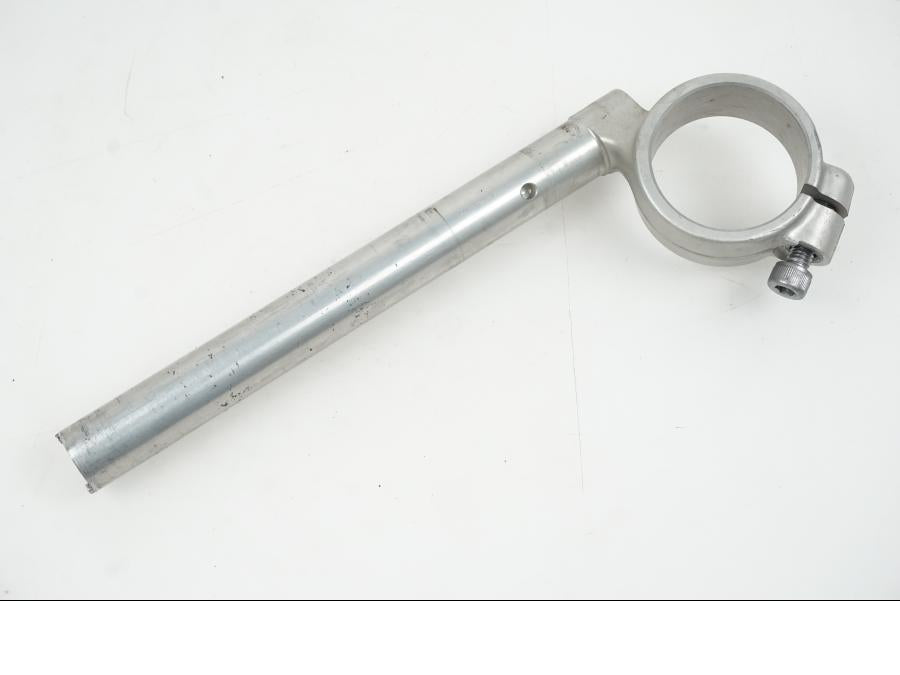 Snett nerifrån på Styre från en Suzuki GSX-R 1000 -2007 motorcykel.