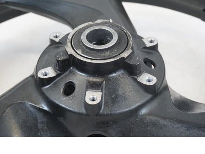 Höger sida på Fälg från en Honda ST 1300 -2002 motorcykel.