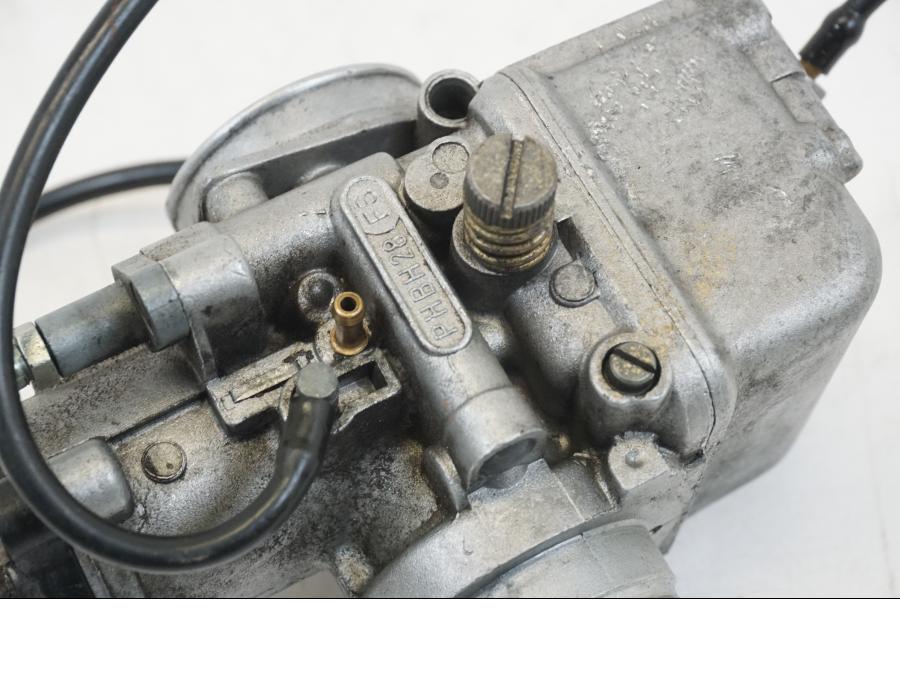 Snett uppifrån på Förgasare från en Honda NSR 125 -1991 motorcykel.