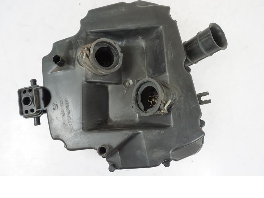 Snett nerifrån på Luftburk från en Honda NT 650 V -2002 motorcykel.