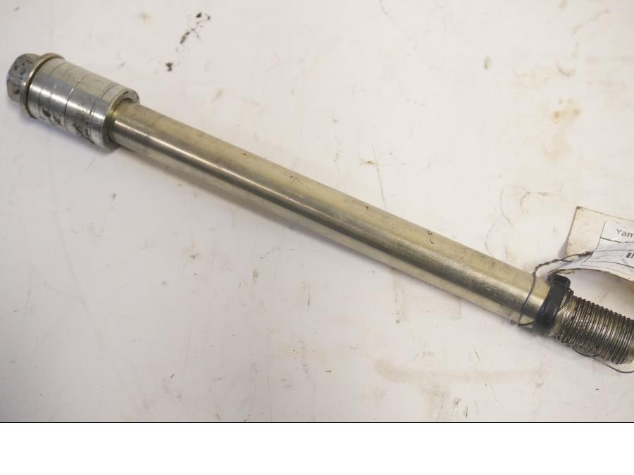 Framsidan på Axel från en Yamaha MT-07 Tracer -2016 motorcykel.