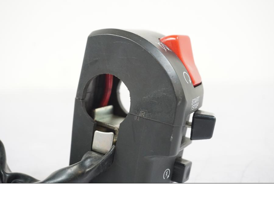 Höger sida på Styrelreglage från en Kawasaki ZX-6R -2011 motorcykel.