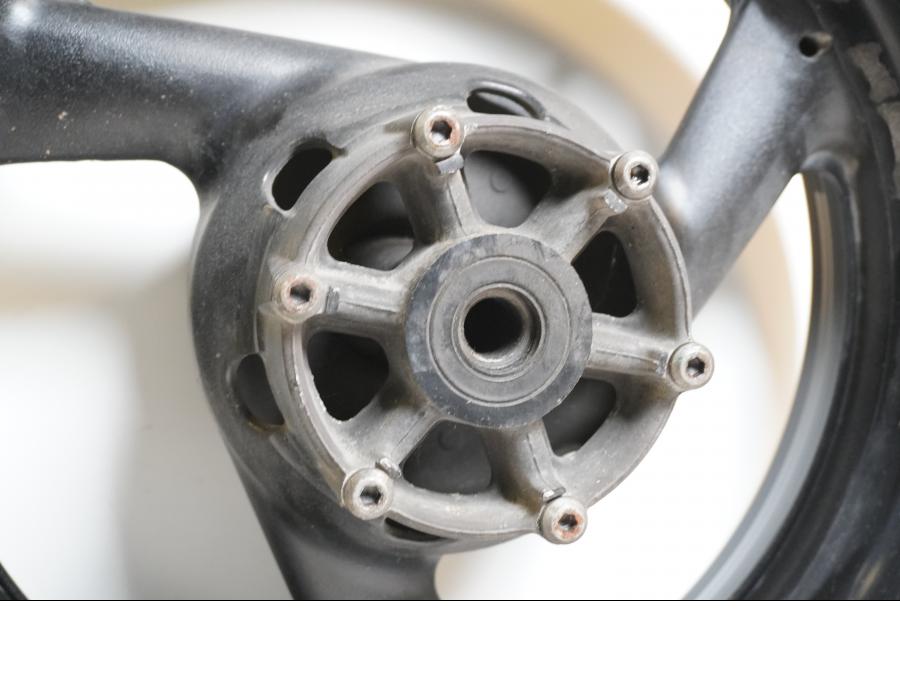 Extrabild2 på Fälg från en Yamaha FZ-S 600 -1998 motorcykel.