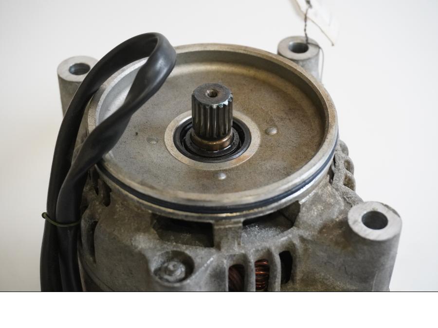 Baksidan på Generator från en Yamaha YZF 1000 R -1999 motorcykel.