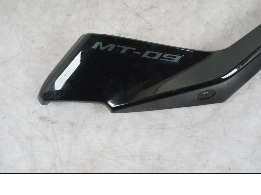 Baksidan på Sidkåpa från en Yamaha MT-09 -2024 motorcykel.