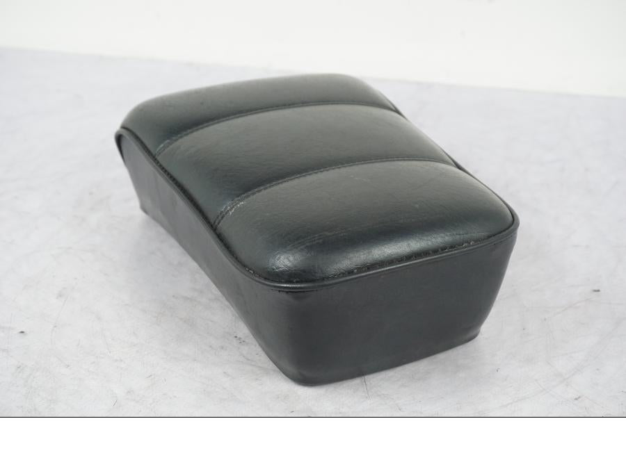 Höger sida på Sadel från en Suzuki LS 650 -1993 motorcykel.