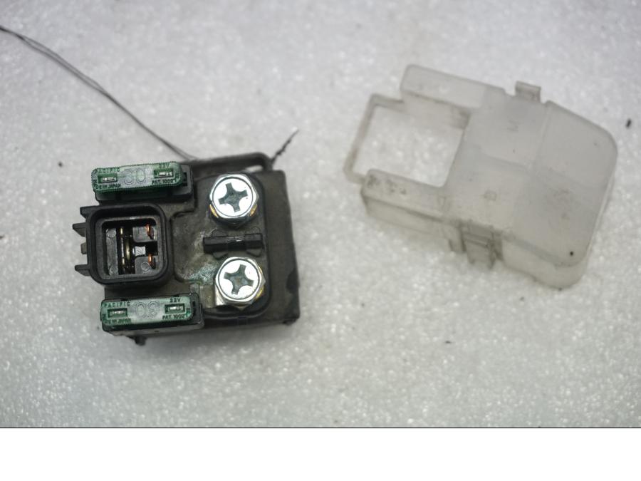 Vänster sida på Startrelä från en Suzuki VL 800 -2004 motorcykel.