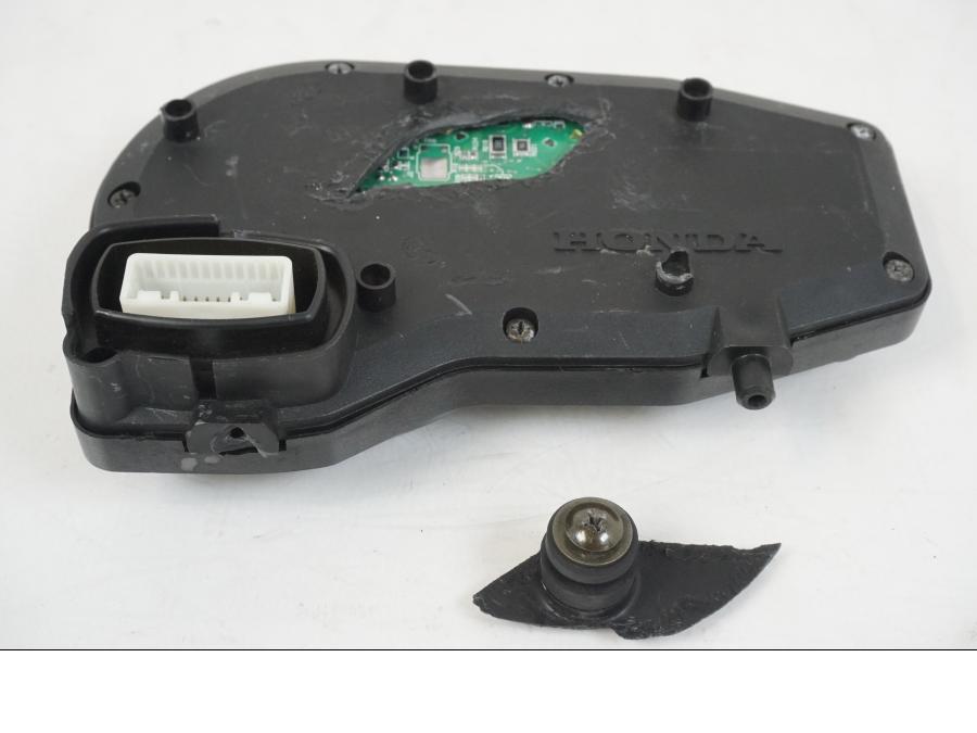 Extrabild1 på <p>Instrumentpanel till Honda CBR 900 RR 2000.</p>

<p>Lite lacksläpp se bild 3.</p>

<p>Samt att fäste är avbrutet se bild 2 och 3.</p>

<p>Fäste på baksidan avbrutet se bilder.</p>

<p>Samt stor bit har brutits av se sista bilden.</p>

<p>Repor.</p>

<p>Okej skick.</p> motorcykel.