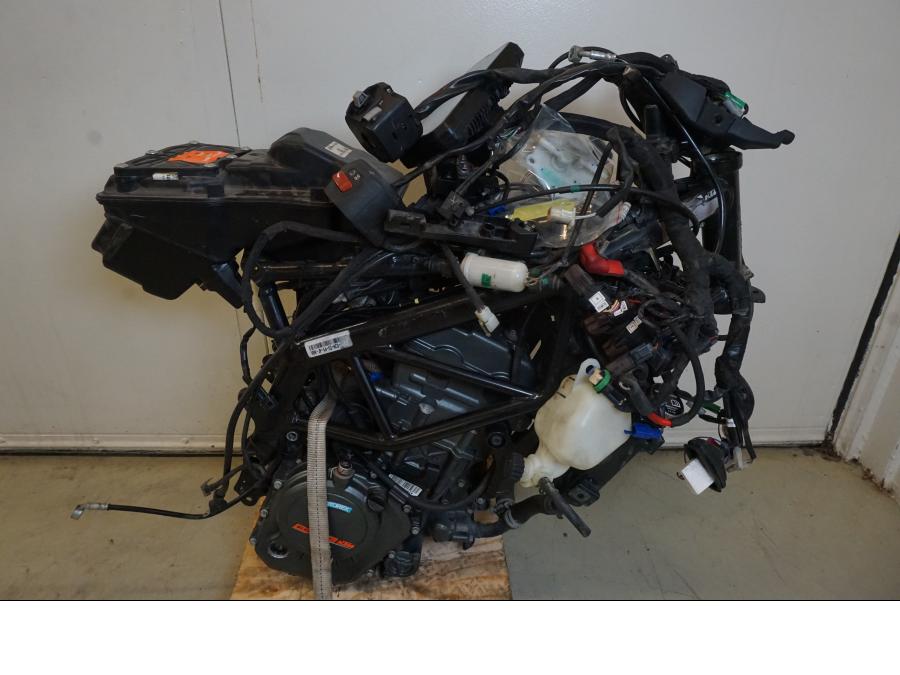 Baksidan på Motorpaket från en KTM 125 Duke -2017 motorcykel.