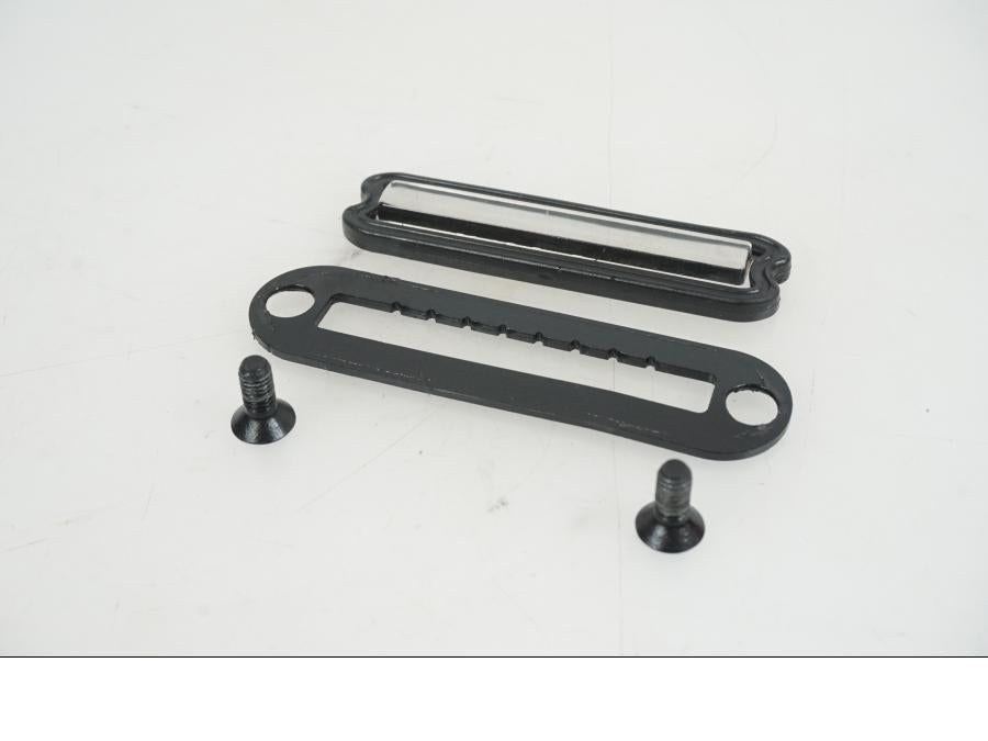 Framsidan på Oljenivågivare från en KTM 1290 Super Duke R -2021 motorcykel.