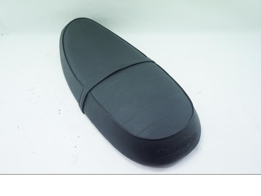 Höger sida på Sadel från en Triumph Bonneville -2001 motorcykel.