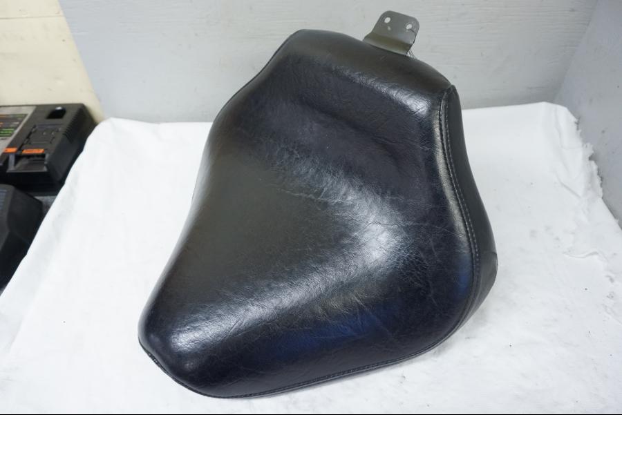 Baksidan på Sadel från en Yamaha XVS 1100 -2002 motorcykel.