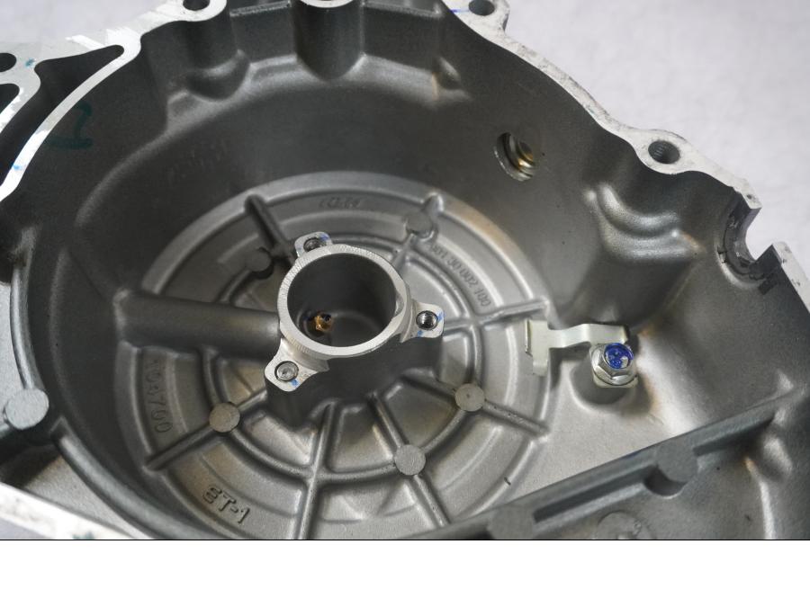 Snett nerifrån på Generatorkåpa från en KTM 125 Duke -2017 motorcykel.