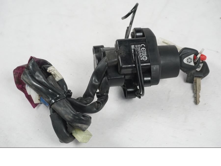 Extrabild5 på <p>Låssats från Yamaha XT 1200 Z ABS 2011.</p>

<p>Cdi, tändningslås, antenn, tanklock, sadellås, toppboxlås och 3st nycklar. Finns en skada på sadellåsmekanismens skyddsgummi se bild.</p> motorcykel.